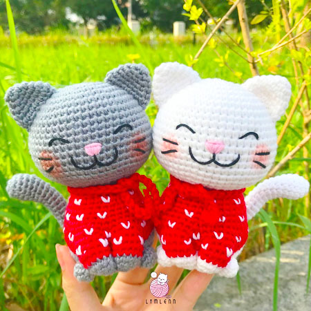 Read more about the article Crochet Christmas Cats PDF Amigurumi Free Pattern